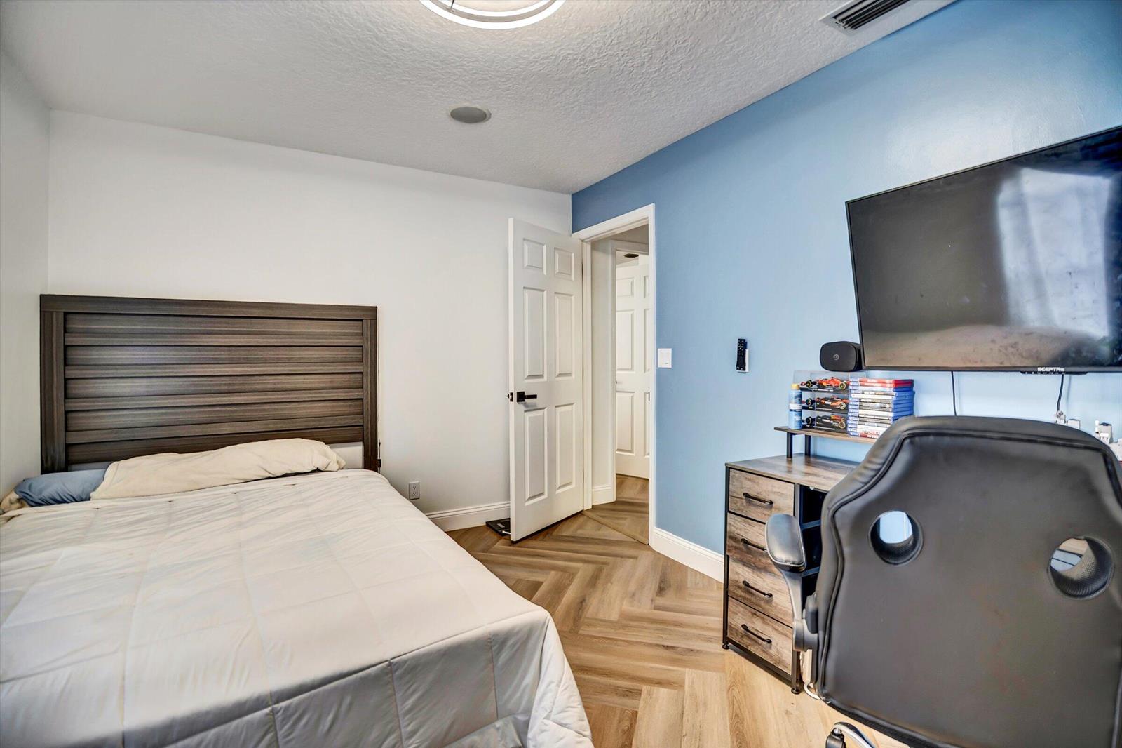 See details 112 4 / 2 2023 sq. ft. $ 2026-06-08 0 Photo