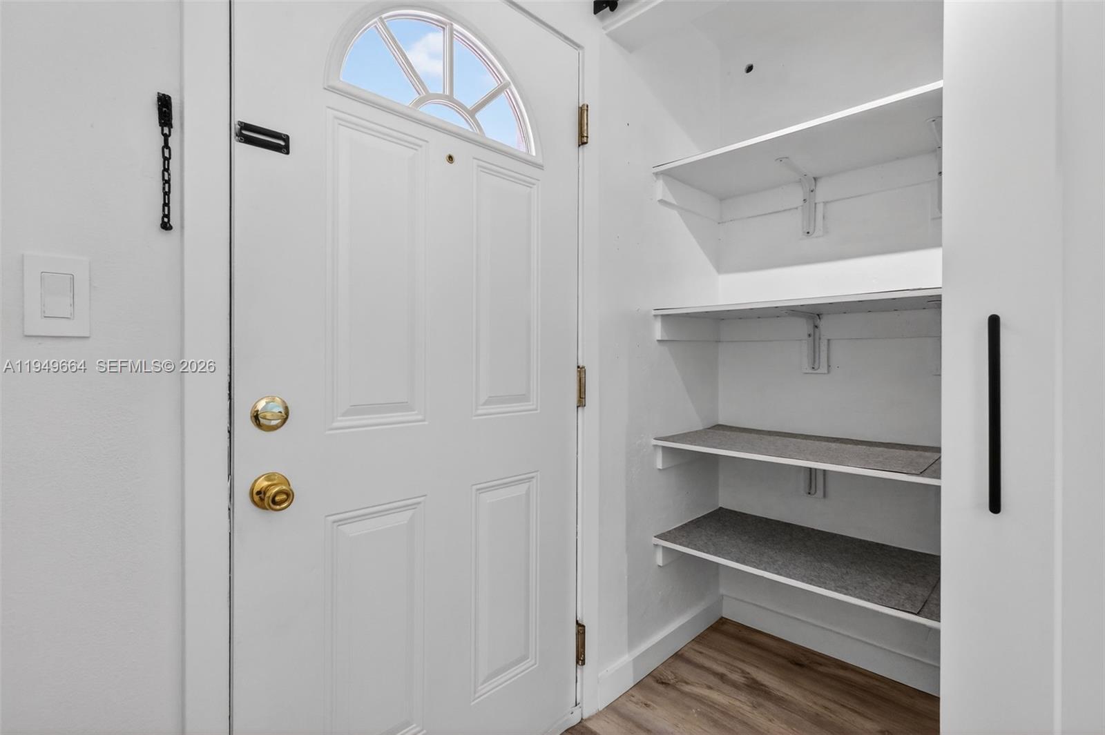 Ver detalles C212 1 / 2 898 sq. ft. $ 2026-02-26 0 foto