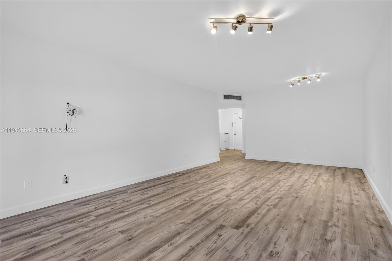 Ver detalles C212 1 / 2 898 sq. ft. $ 2026-02-26 0 foto