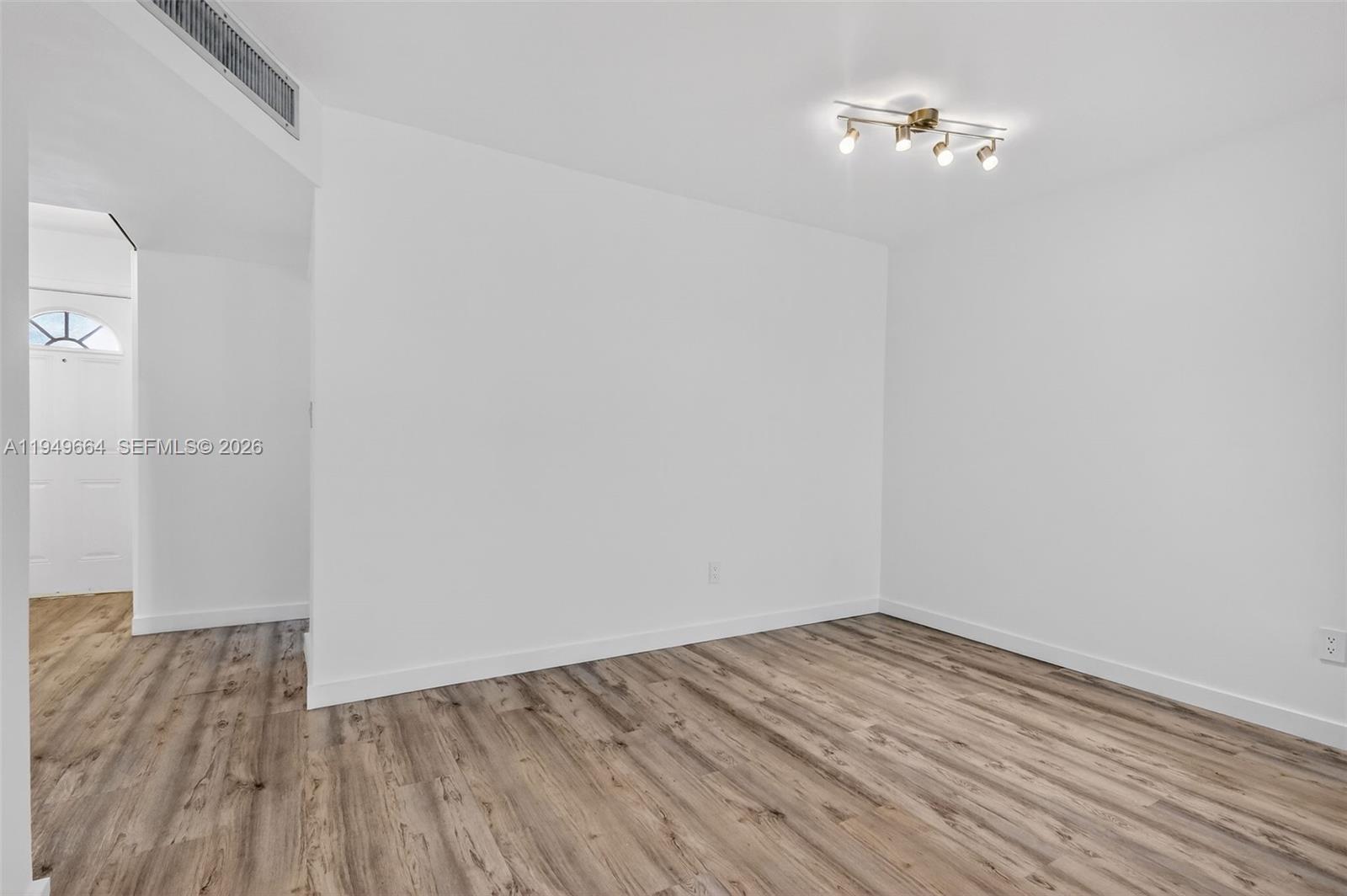 Ver detalles C212 1 / 2 898 sq. ft. $ 2026-02-26 0 foto