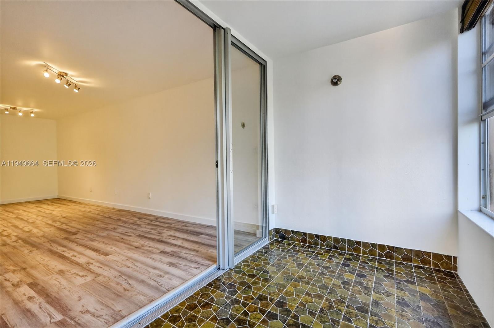 Ver detalles C212 1 / 2 898 sq. ft. $ 2026-02-26 0 foto