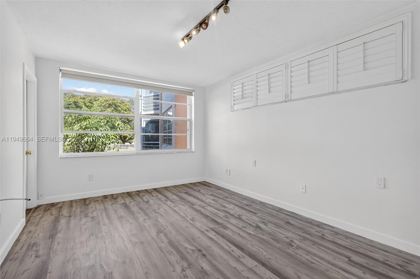 Ver detalles C212 1 / 2 898 sq. ft. $ 2026-02-26 0 foto