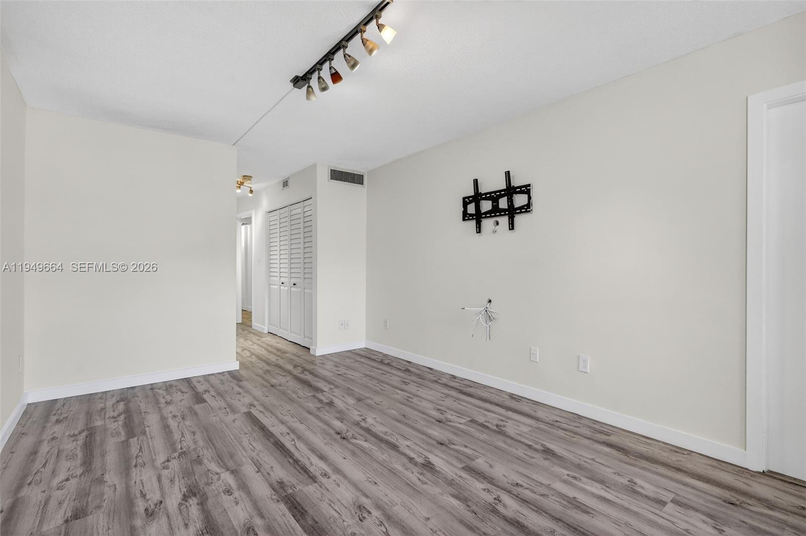 Ver detalles C212 1 / 2 898 sq. ft. $ 2026-02-26 0 foto