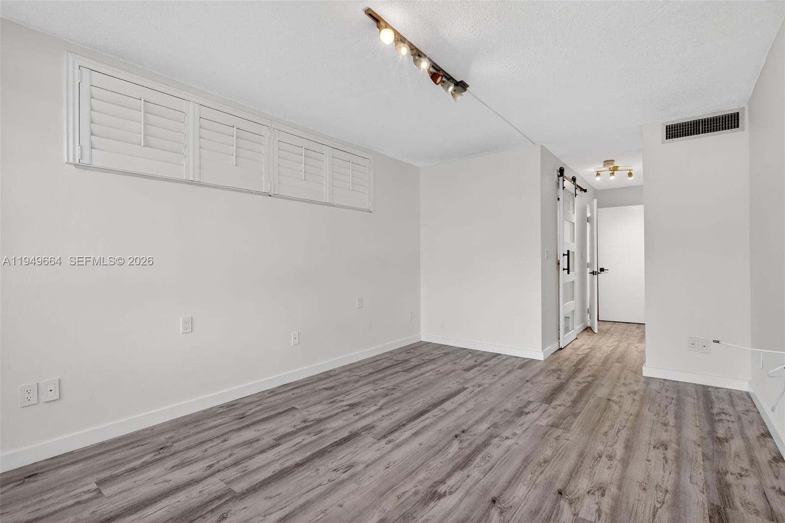 Ver detalles C212 1 / 2 898 sq. ft. $ 2026-02-26 0 foto