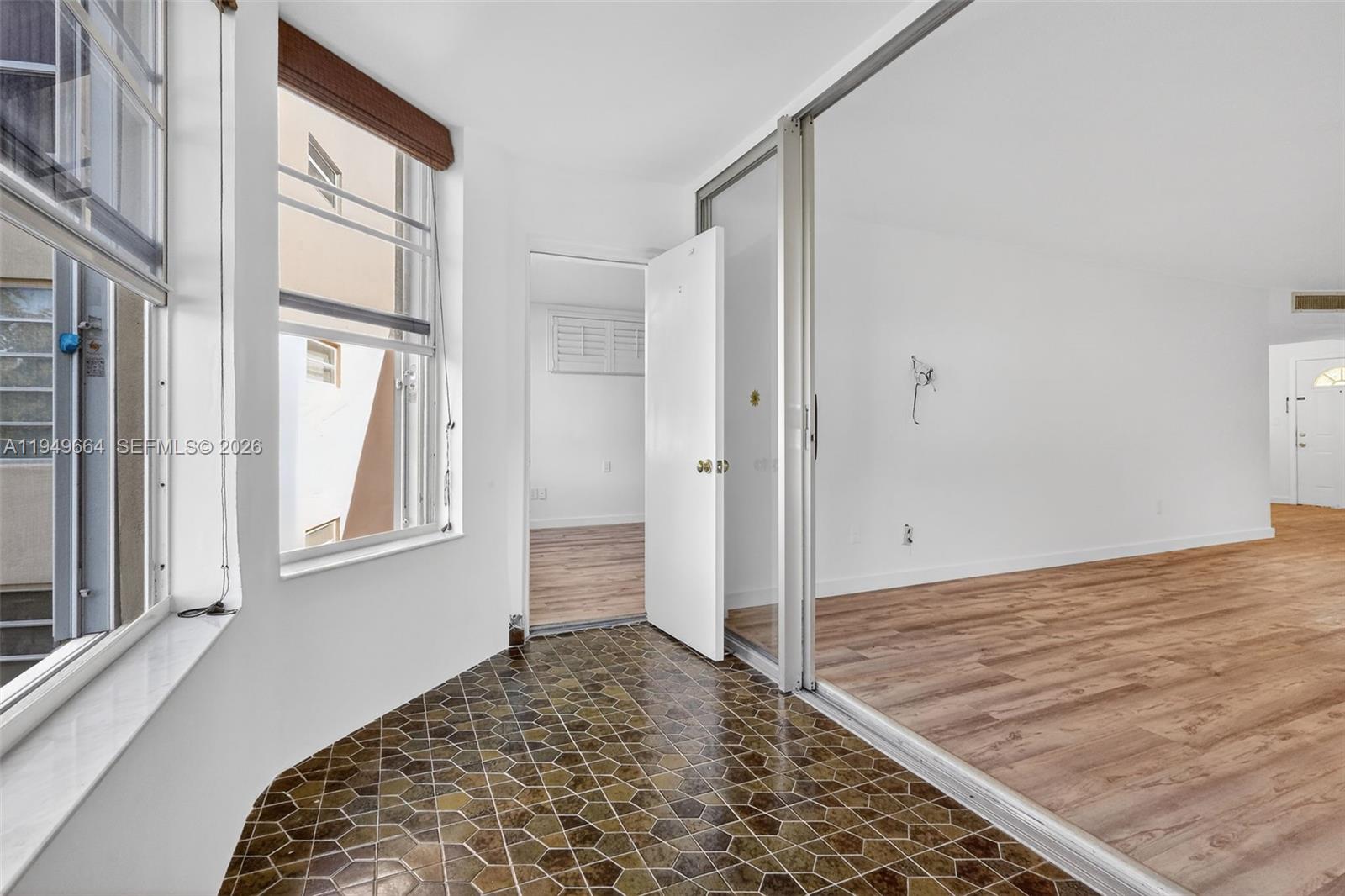 Ver detalles C212 1 / 2 898 sq. ft. $ 2026-02-26 0 foto