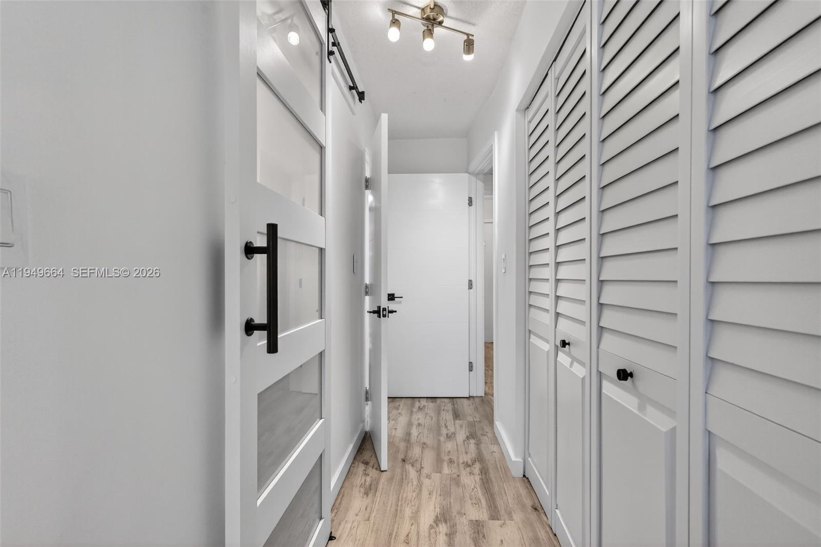 Ver detalles C212 1 / 2 898 sq. ft. $ 2026-02-26 0 foto