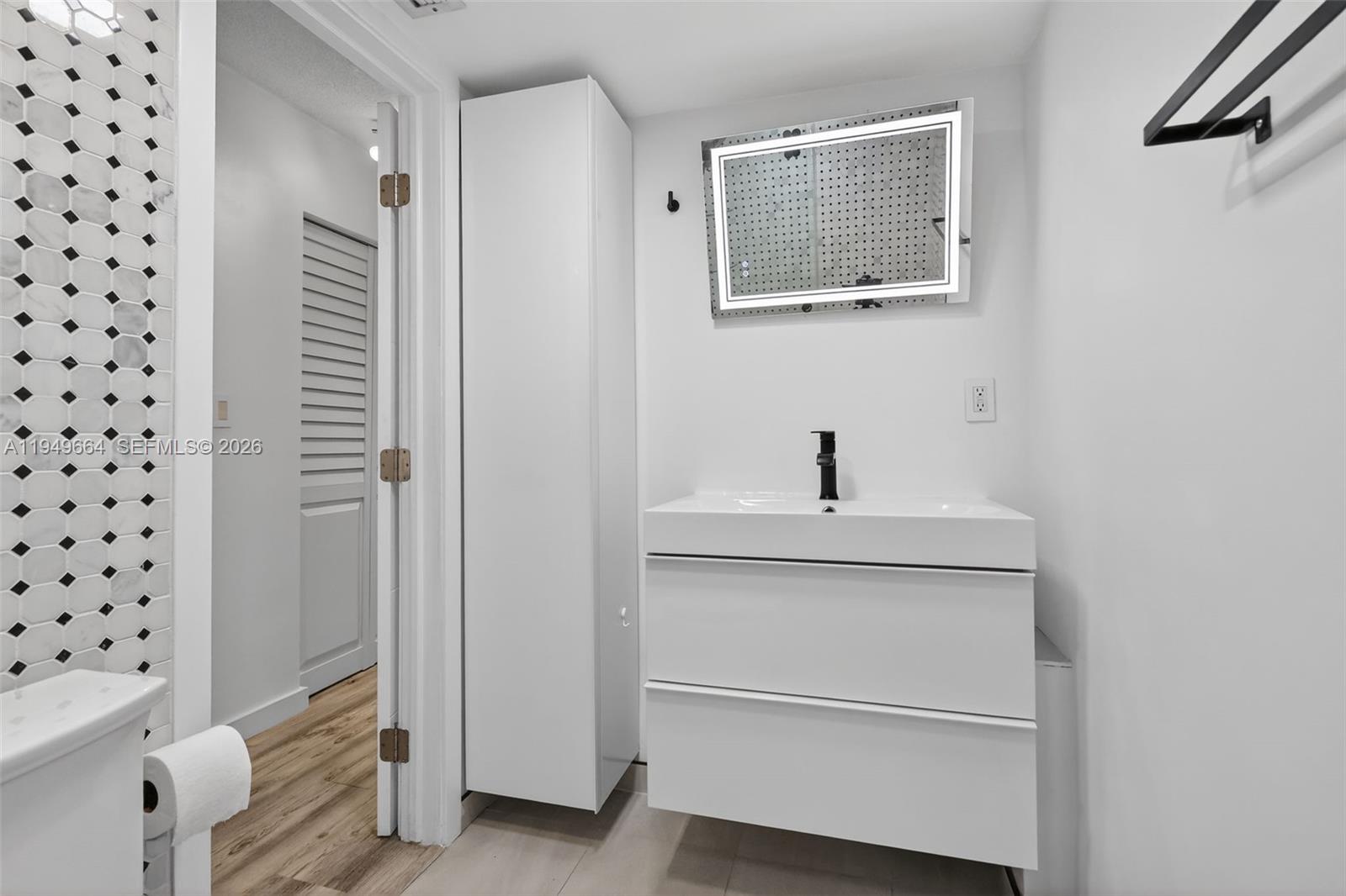 Ver detalles C212 1 / 2 898 sq. ft. $ 2026-02-26 0 foto