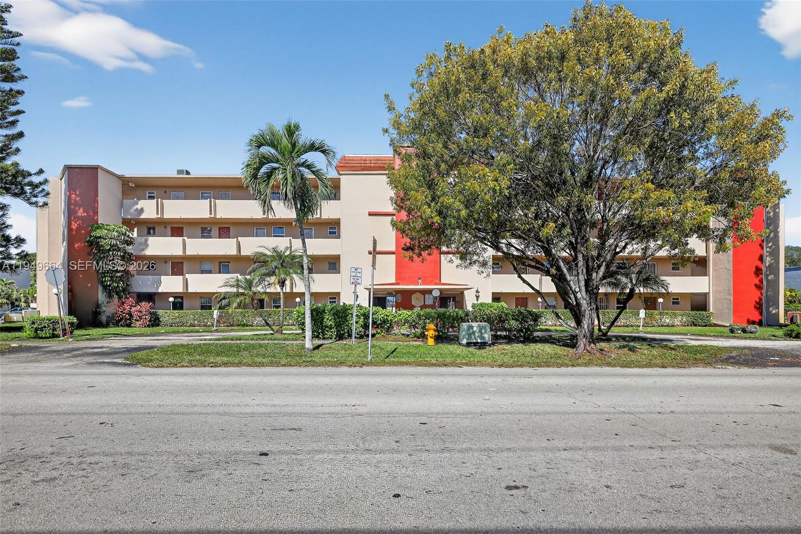 Ver detalles C212 1 / 2 898 sq. ft. $ 2026-02-26 0 foto