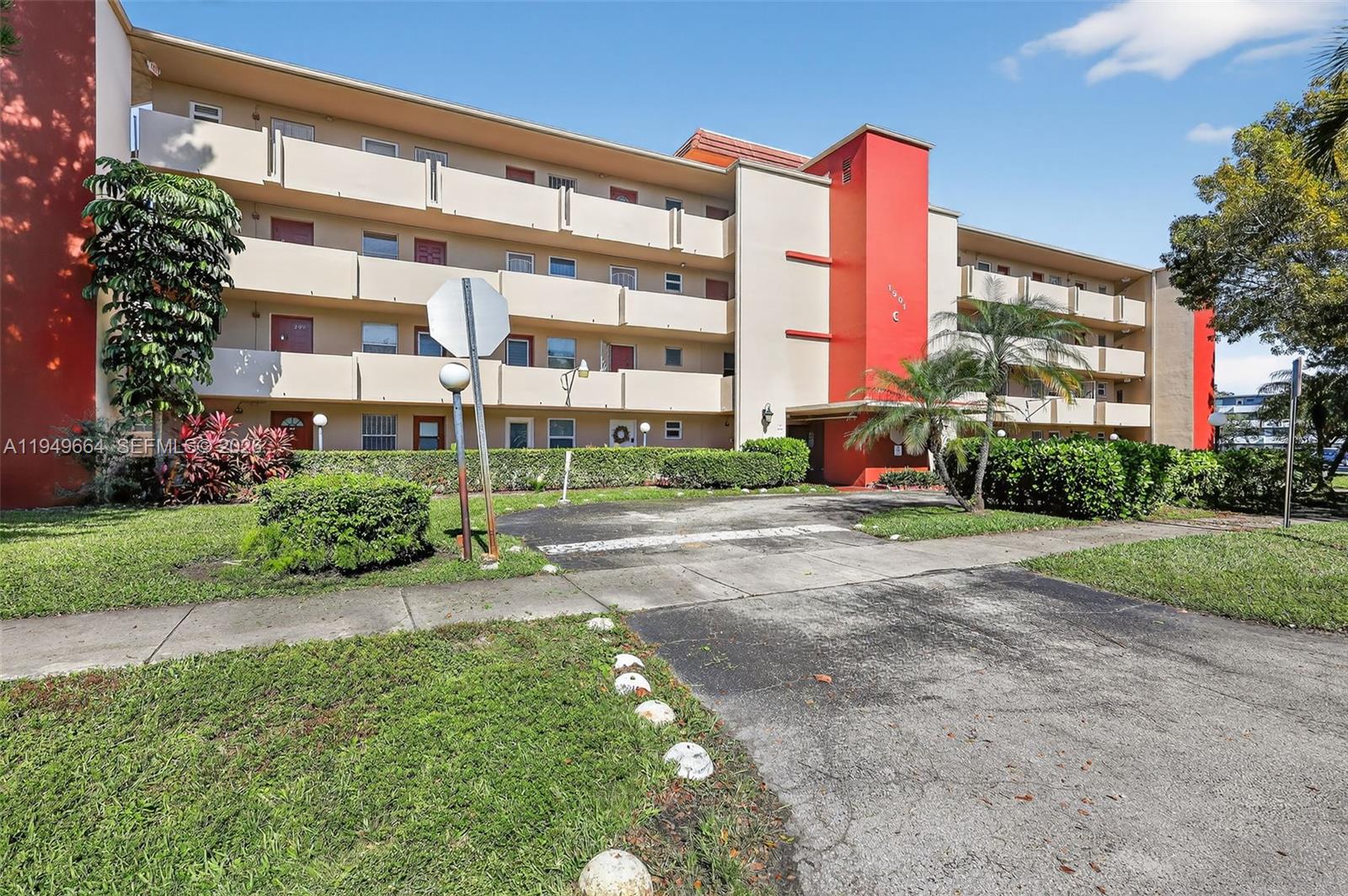 Ver detalles C212 1 / 2 898 sq. ft. $ 2026-02-26 0 foto