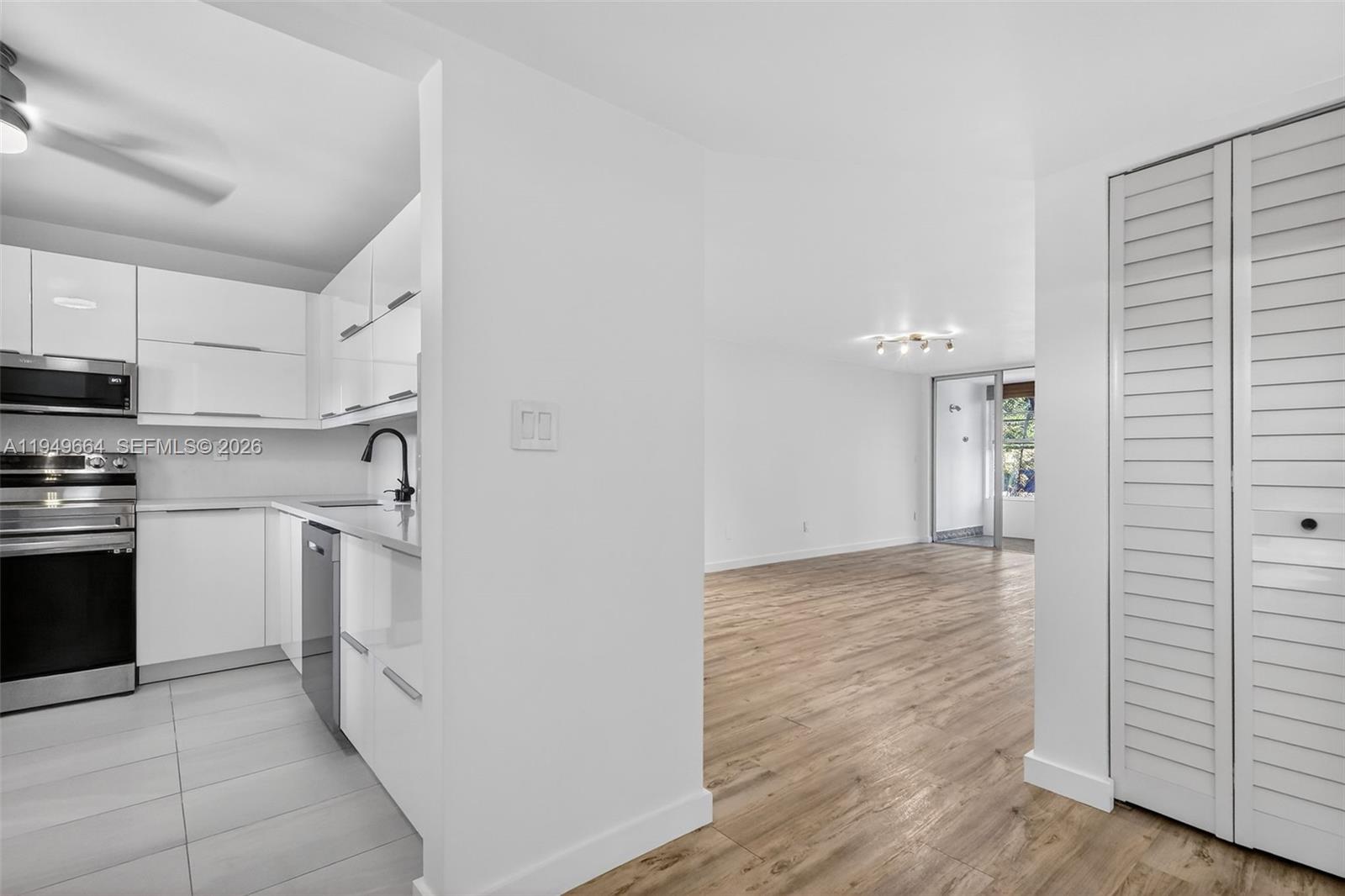 Ver detalles C212 1 / 2 898 sq. ft. $ 2026-02-26 0 foto