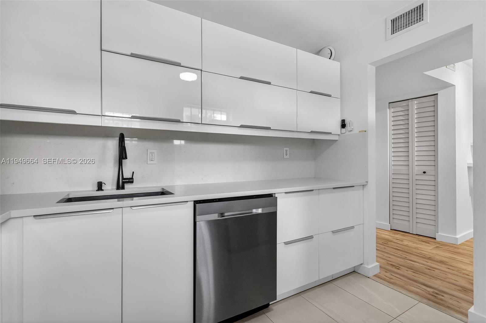 Ver detalles C212 1 / 2 898 sq. ft. $ 2026-02-26 0 foto