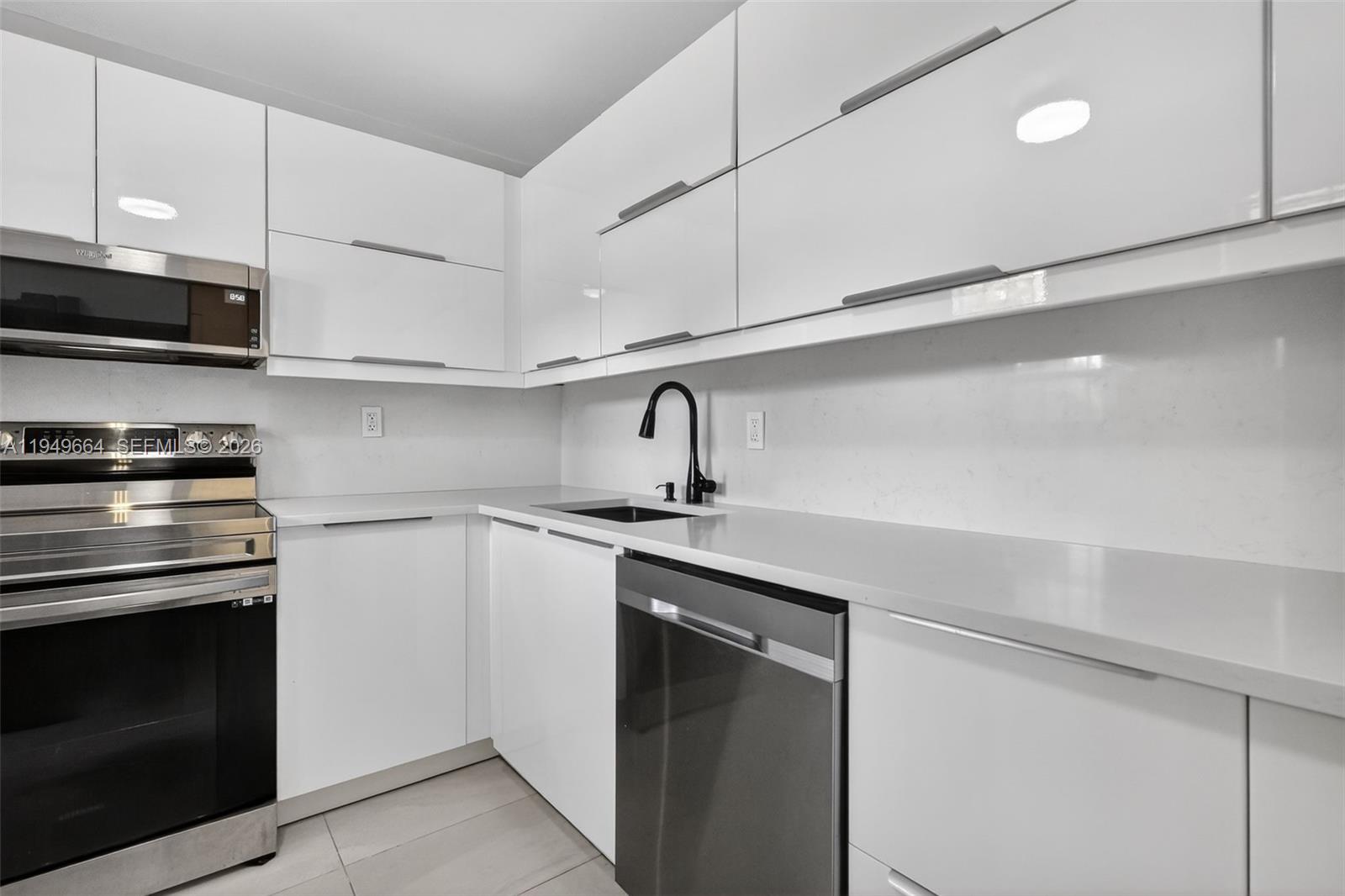 Ver detalles C212 1 / 2 898 sq. ft. $ 2026-02-26 0 foto