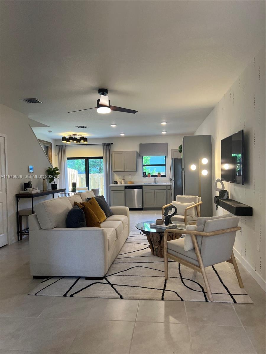 Ver detalles 417 3 / 3 1376 sq. ft. $ 2026-06-11 0 foto