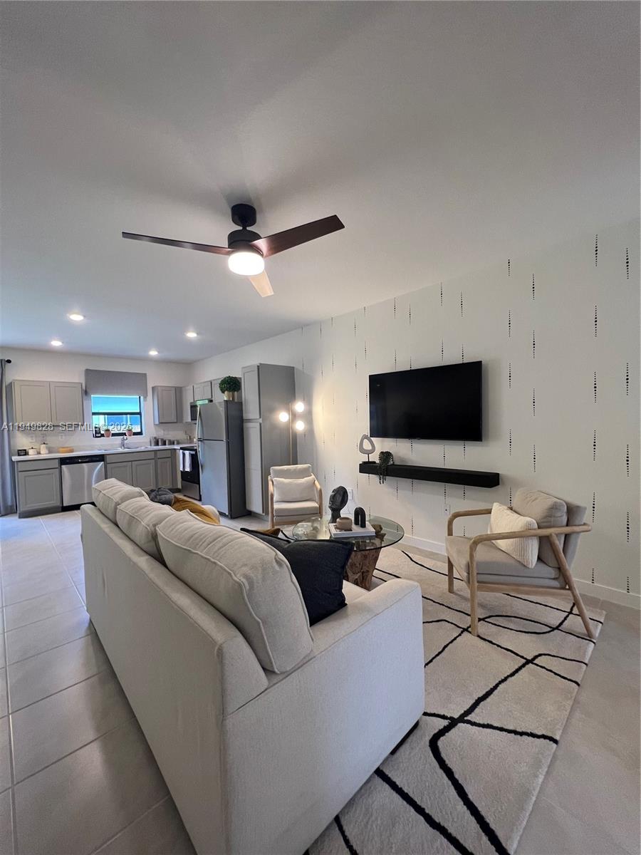Ver detalles 417 3 / 3 1376 sq. ft. $ 2026-06-11 0 foto