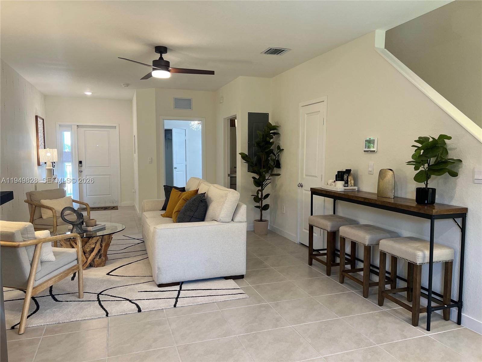 Ver detalles 417 3 / 3 1376 sq. ft. $ 2026-06-11 0 foto