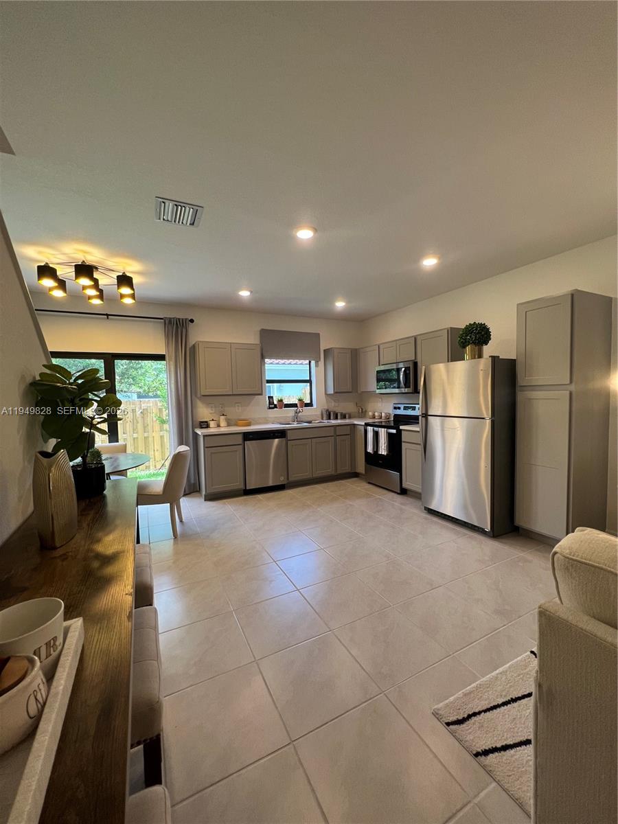 Ver detalles 417 3 / 3 1376 sq. ft. $ 2026-06-11 0 foto