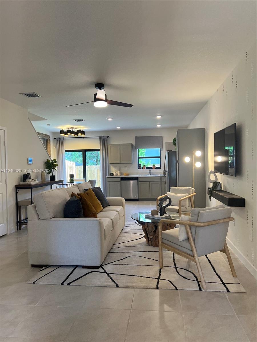 Ver detalles 417 3 / 3 1376 sq. ft. $ 2026-06-11 0 foto