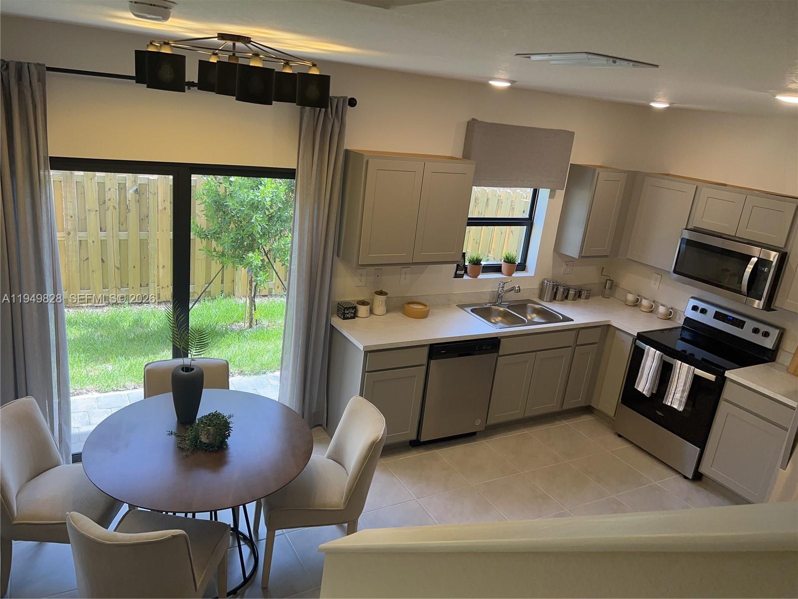 Ver detalles 417 3 / 3 1376 sq. ft. $ 2026-06-11 0 foto