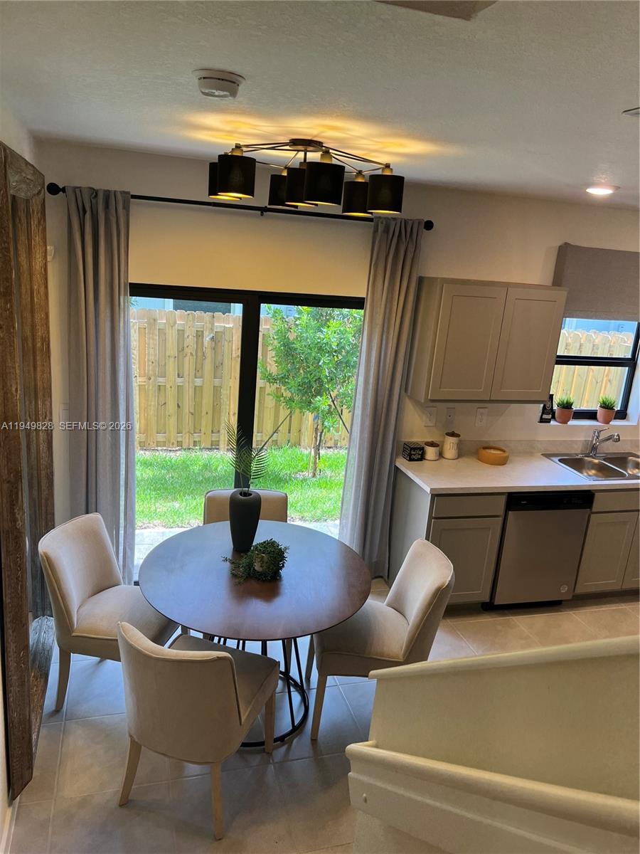 Ver detalles 417 3 / 3 1376 sq. ft. $ 2026-06-11 0 foto