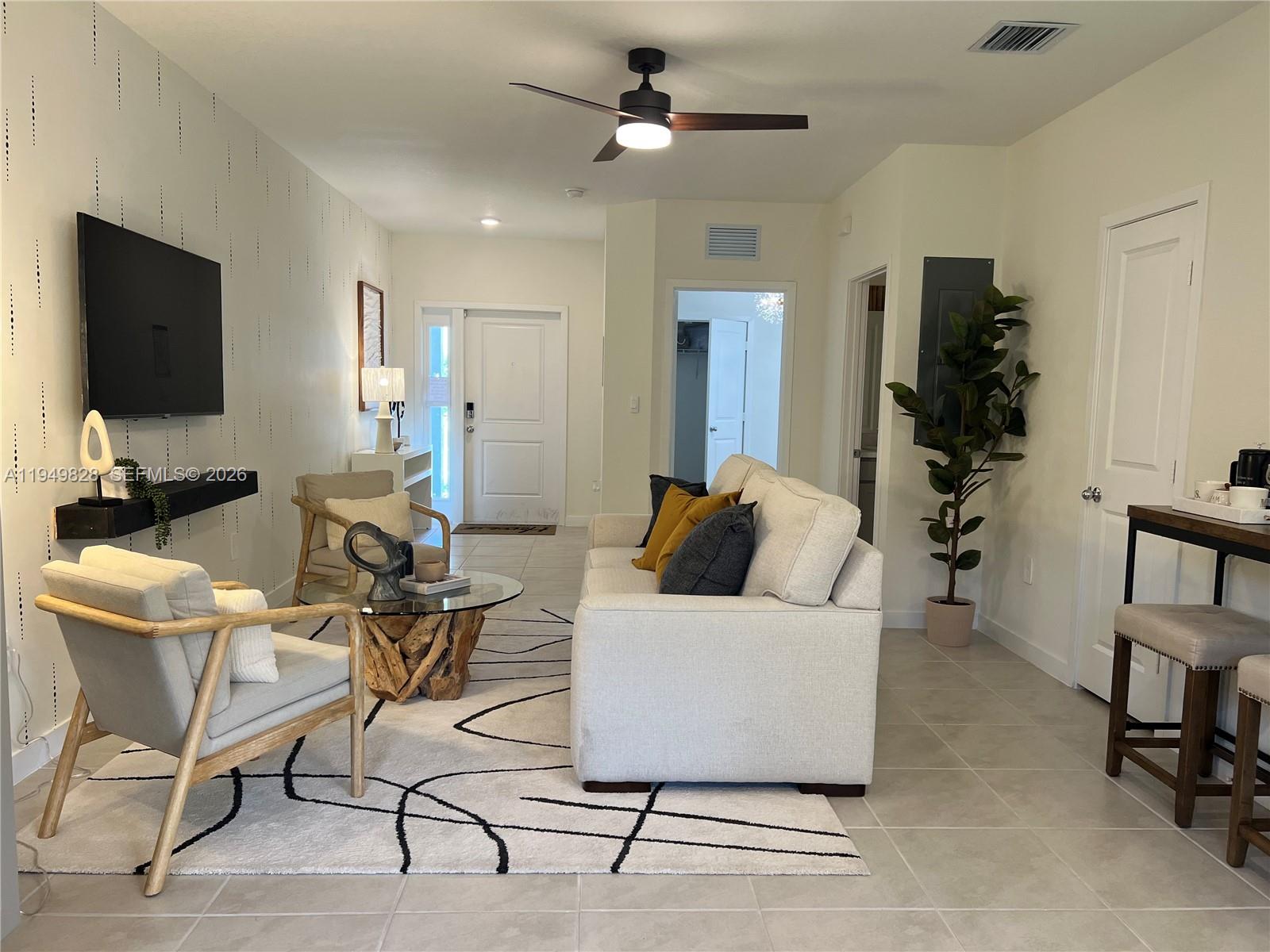 Ver detalles 417 3 / 3 1376 sq. ft. $ 2026-06-11 0 foto