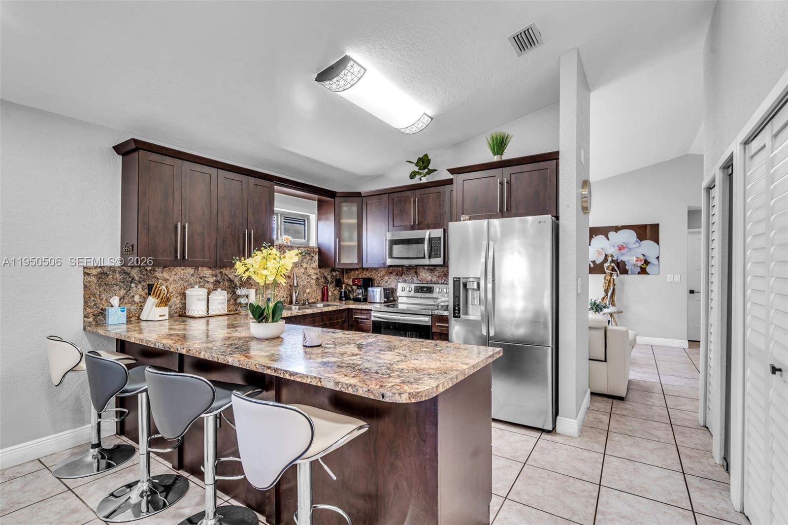Ver detalles 7579 4 / 2 1430 sq. ft. $ 2026-05-26 0 foto