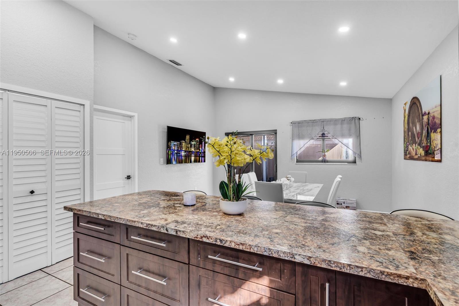 Ver detalles 7579 4 / 2 1430 sq. ft. $ 2026-05-26 0 foto