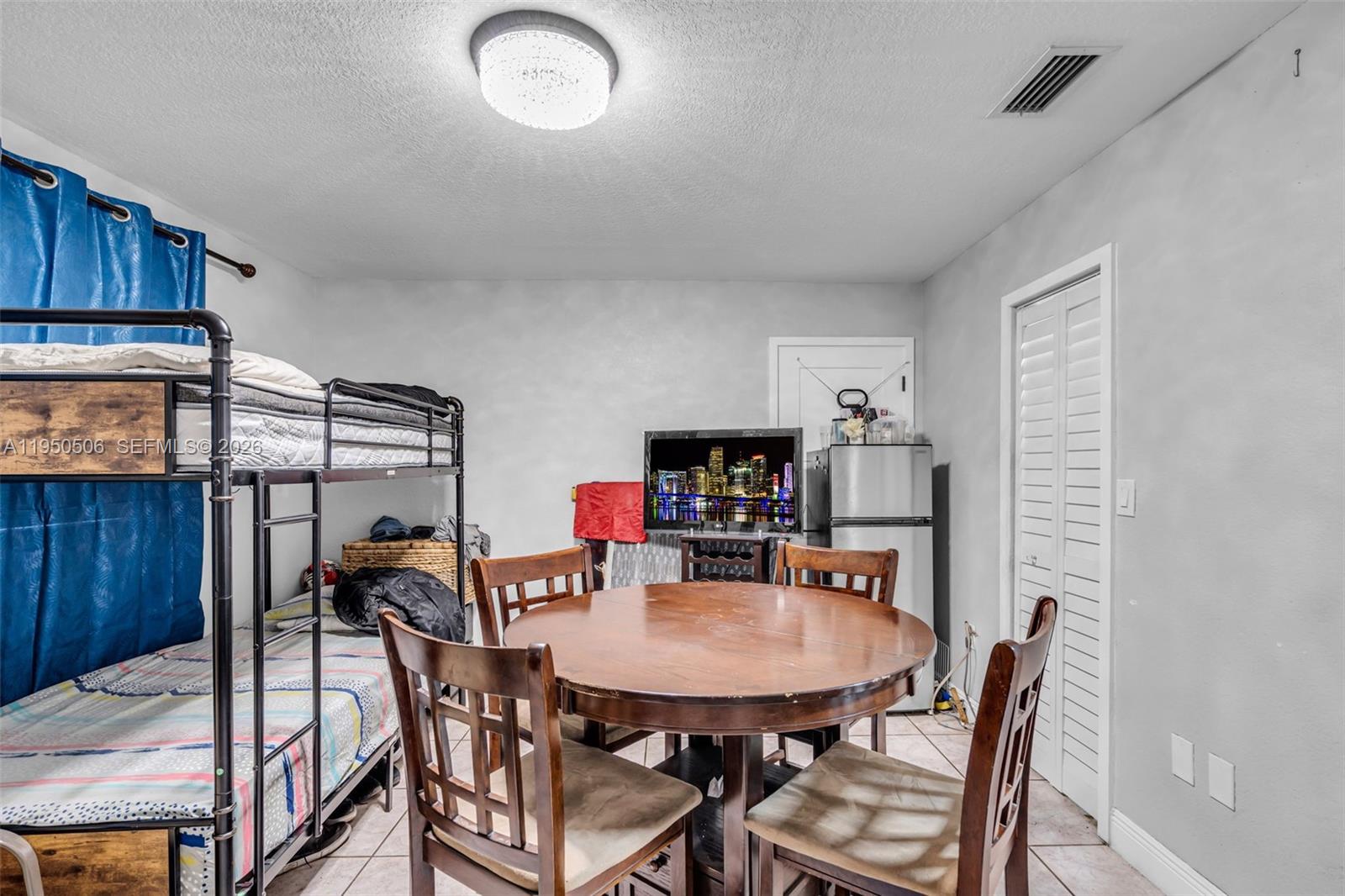 Ver detalles 7579 4 / 2 1430 sq. ft. $ 2026-05-26 0 foto