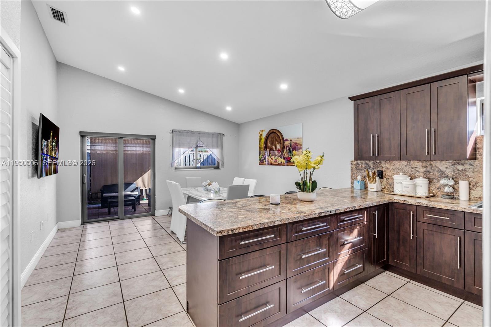 Ver detalles 7579 4 / 2 1430 sq. ft. $ 2026-05-26 0 foto