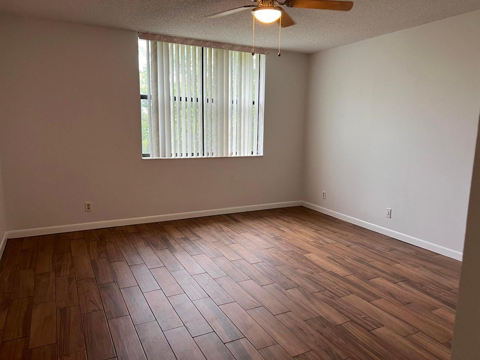 Ver detalles D404 2 / 2 1310 sq. ft. $ 2026-06-14 0 foto