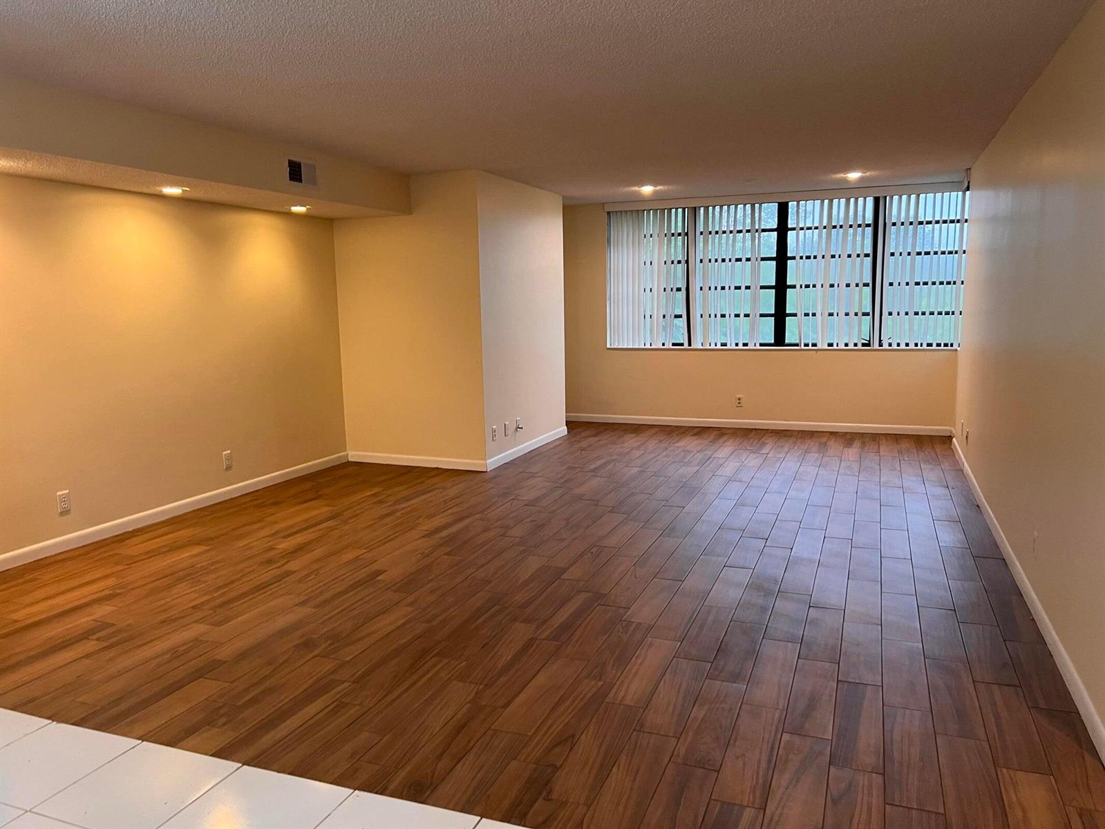 Ver detalles D404 2 / 2 1310 sq. ft. $ 2026-06-14 0 foto