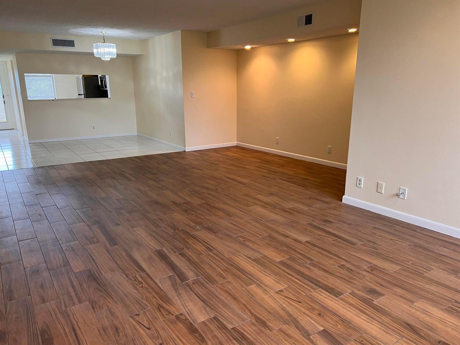 Ver detalles D404 2 / 2 1310 sq. ft. $ 2026-06-14 0 foto
