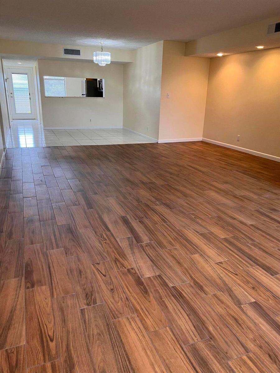 Ver detalles D404 2 / 2 1310 sq. ft. $ 2026-06-14 0 foto