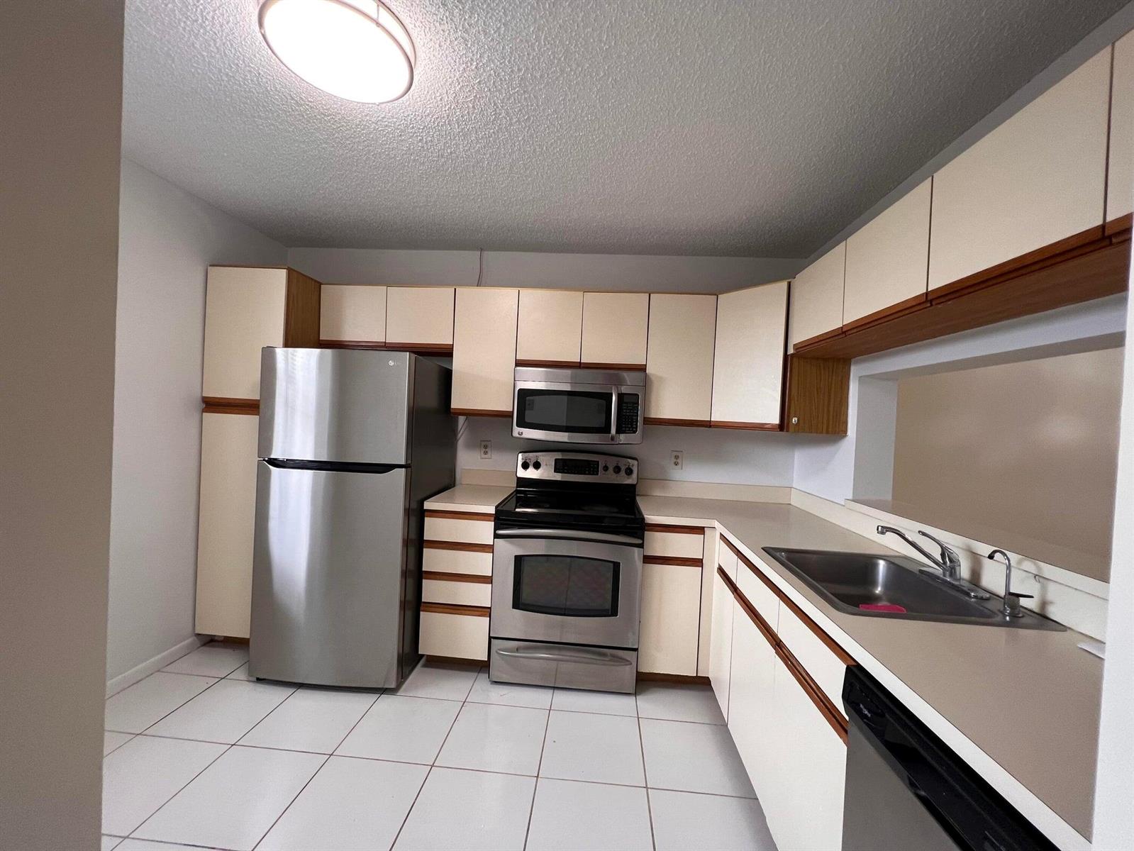 Ver detalles D404 2 / 2 1310 sq. ft. $ 2026-06-14 0 foto