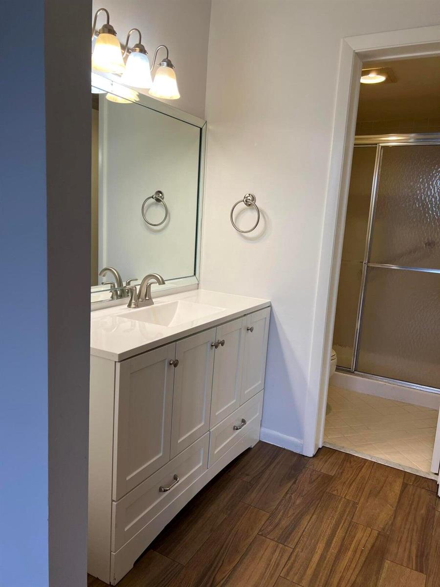 Ver detalles D404 2 / 2 1310 sq. ft. $ 2026-06-14 0 foto