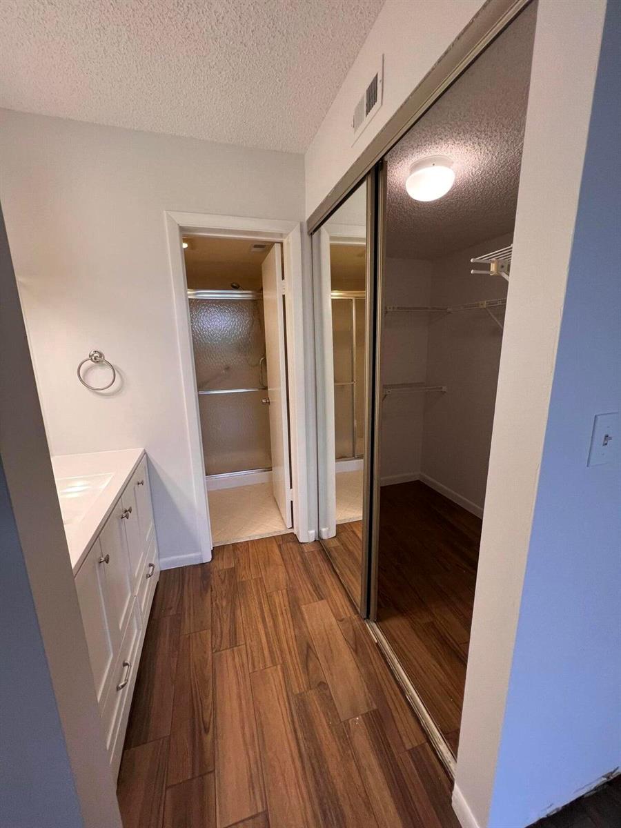Ver detalles D404 2 / 2 1310 sq. ft. $ 2026-06-14 0 foto