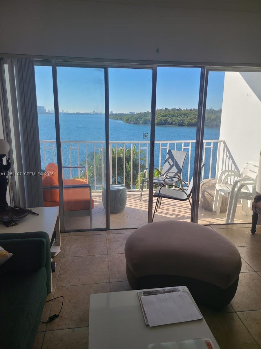 Ver detalles 318 1 / 1 762 sq. ft. $ 2026-02-07 0 foto