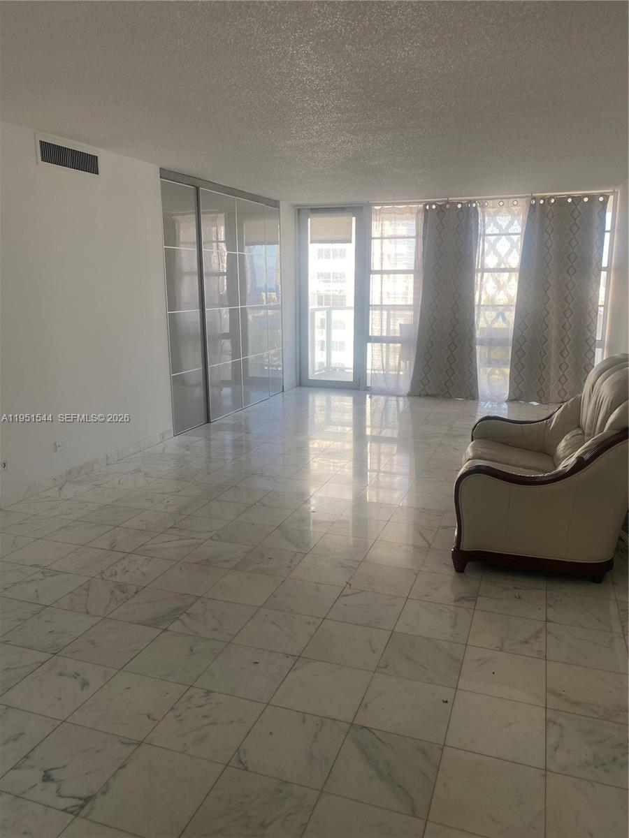 See details 1206 1 / 2 938 sq. ft. $ 2026-01-23 0 Photo