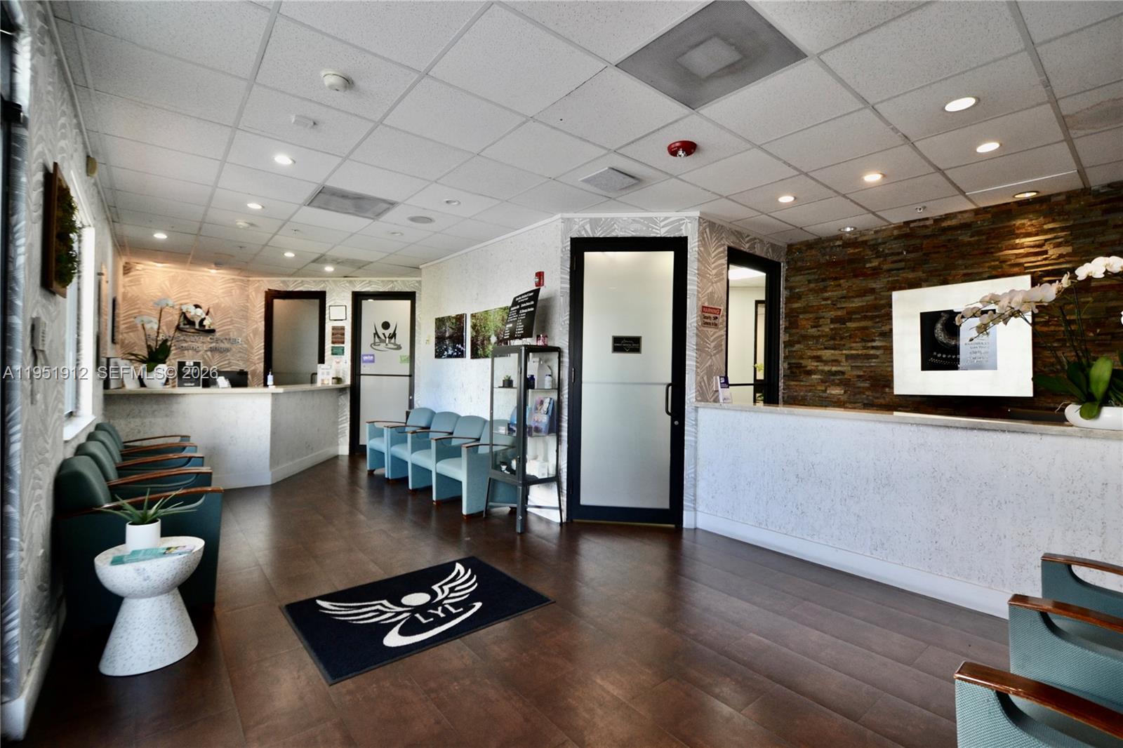 B  /   кв.футов $ 2026-01-23 0 Фото