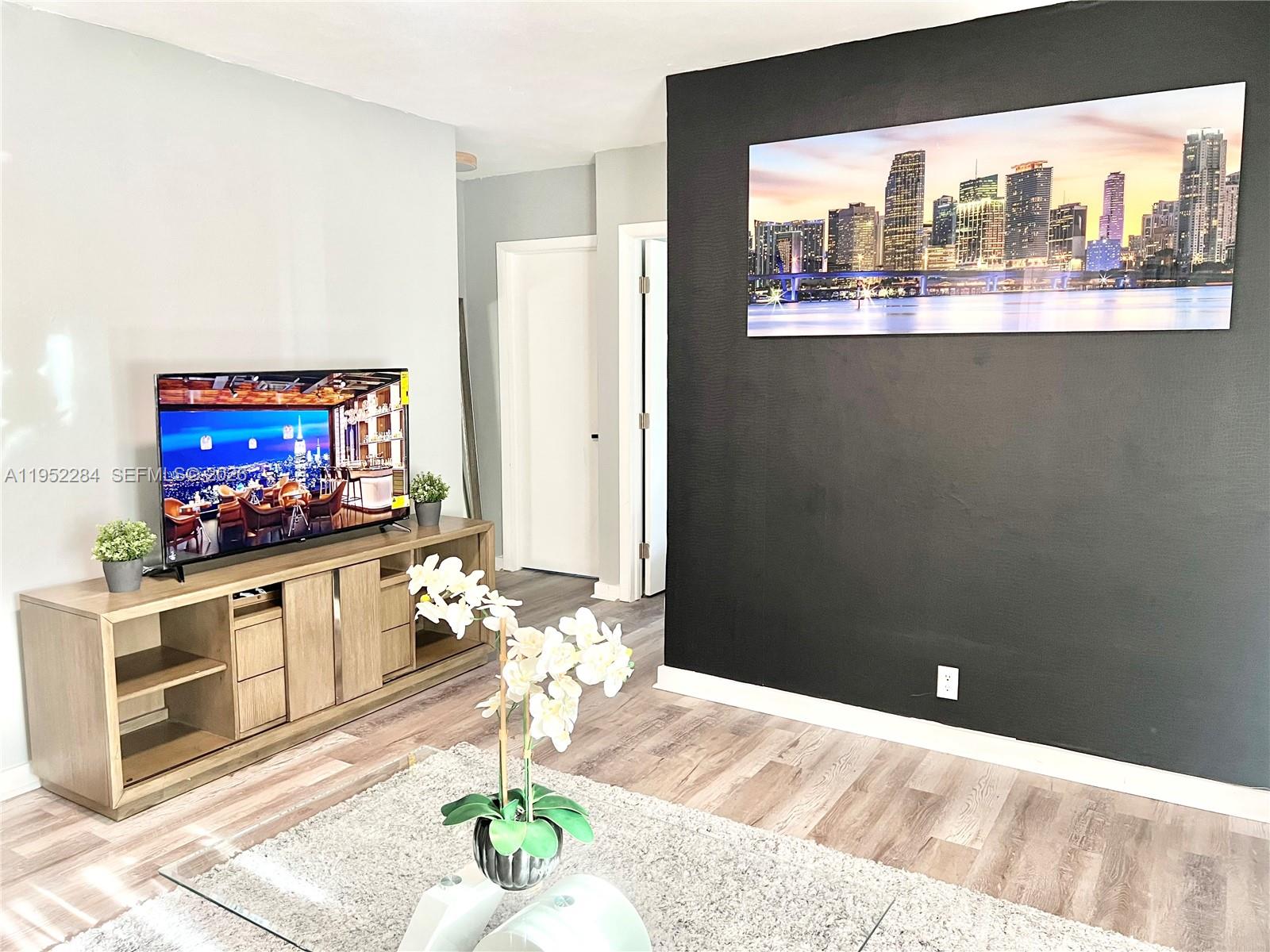 Ver detalles 436 3 / 2 1036 sq. ft. $ 2026-05-06 0 foto