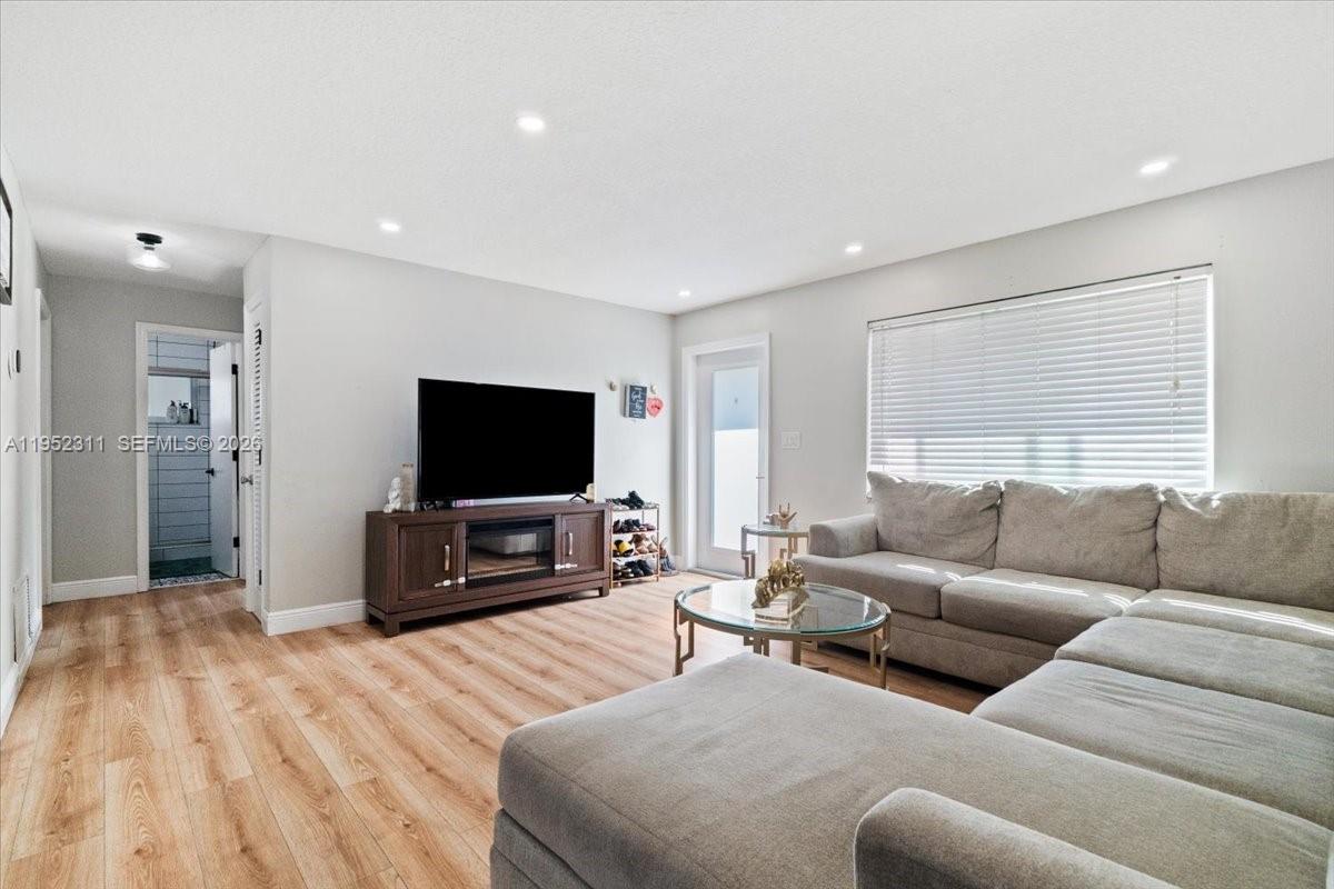 Ver detalles 5402 2 / 1 1044 sq. ft. $ 2026-07-14 0 foto