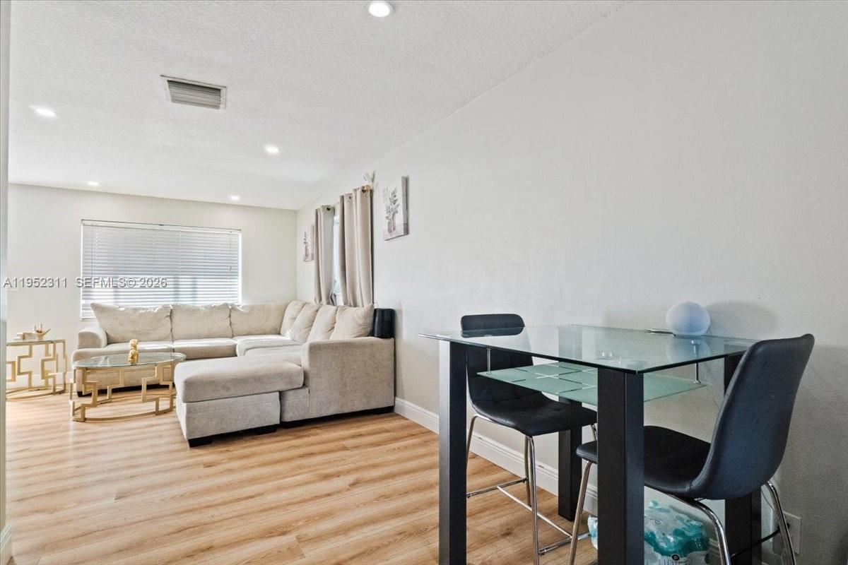 Ver detalles 5402 2 / 1 1044 sq. ft. $ 2026-07-14 0 foto