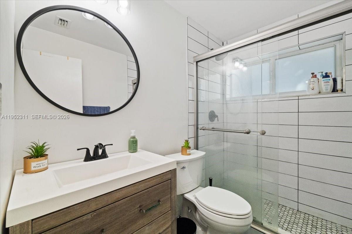 Ver detalles 5402 2 / 1 1044 sq. ft. $ 2026-07-14 0 foto