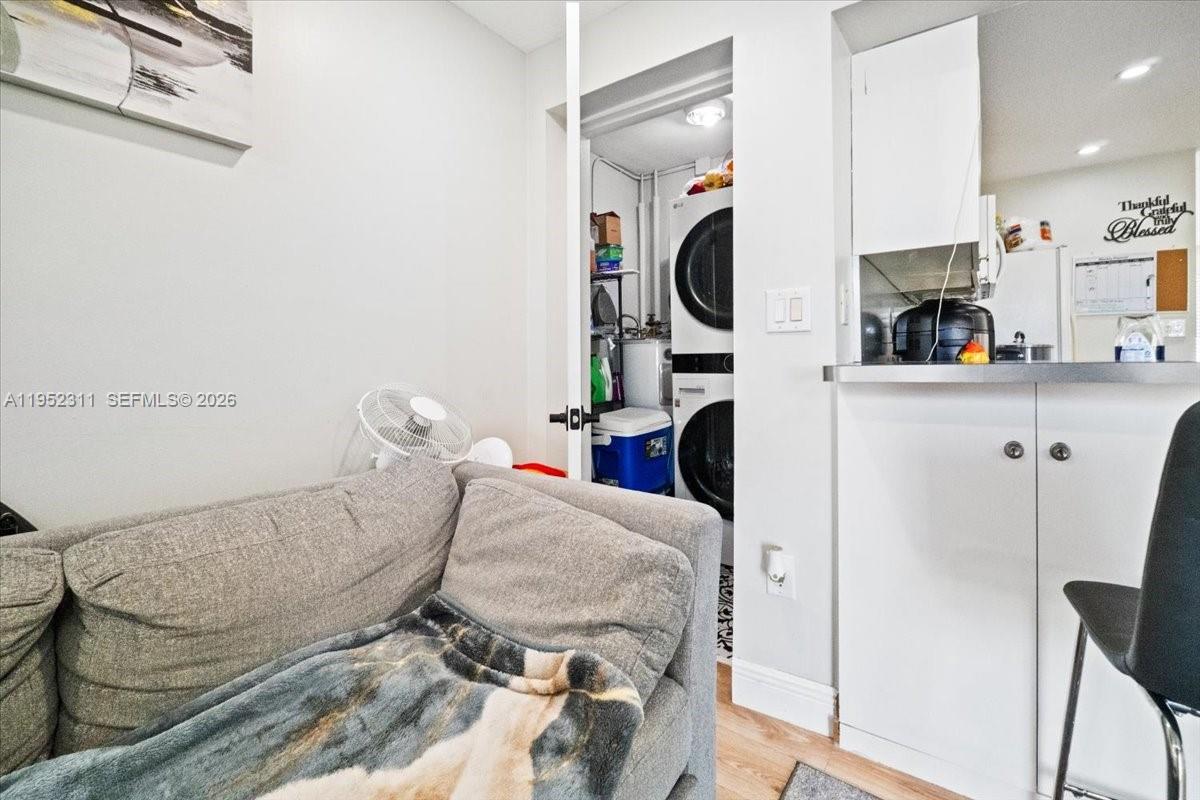 Ver detalles 5402 2 / 1 1044 sq. ft. $ 2026-07-14 0 foto
