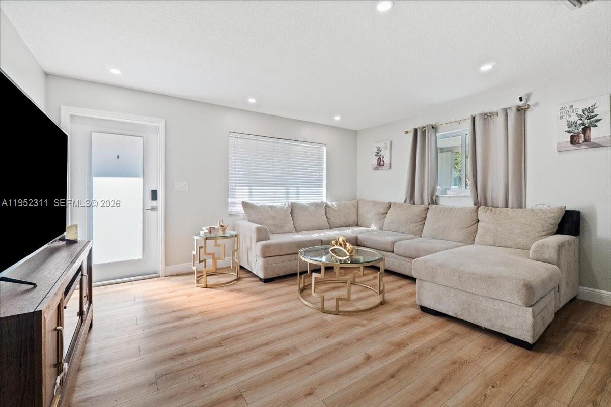 Ver detalles 5402 2 / 1 1044 sq. ft. $ 2026-07-14 0 foto