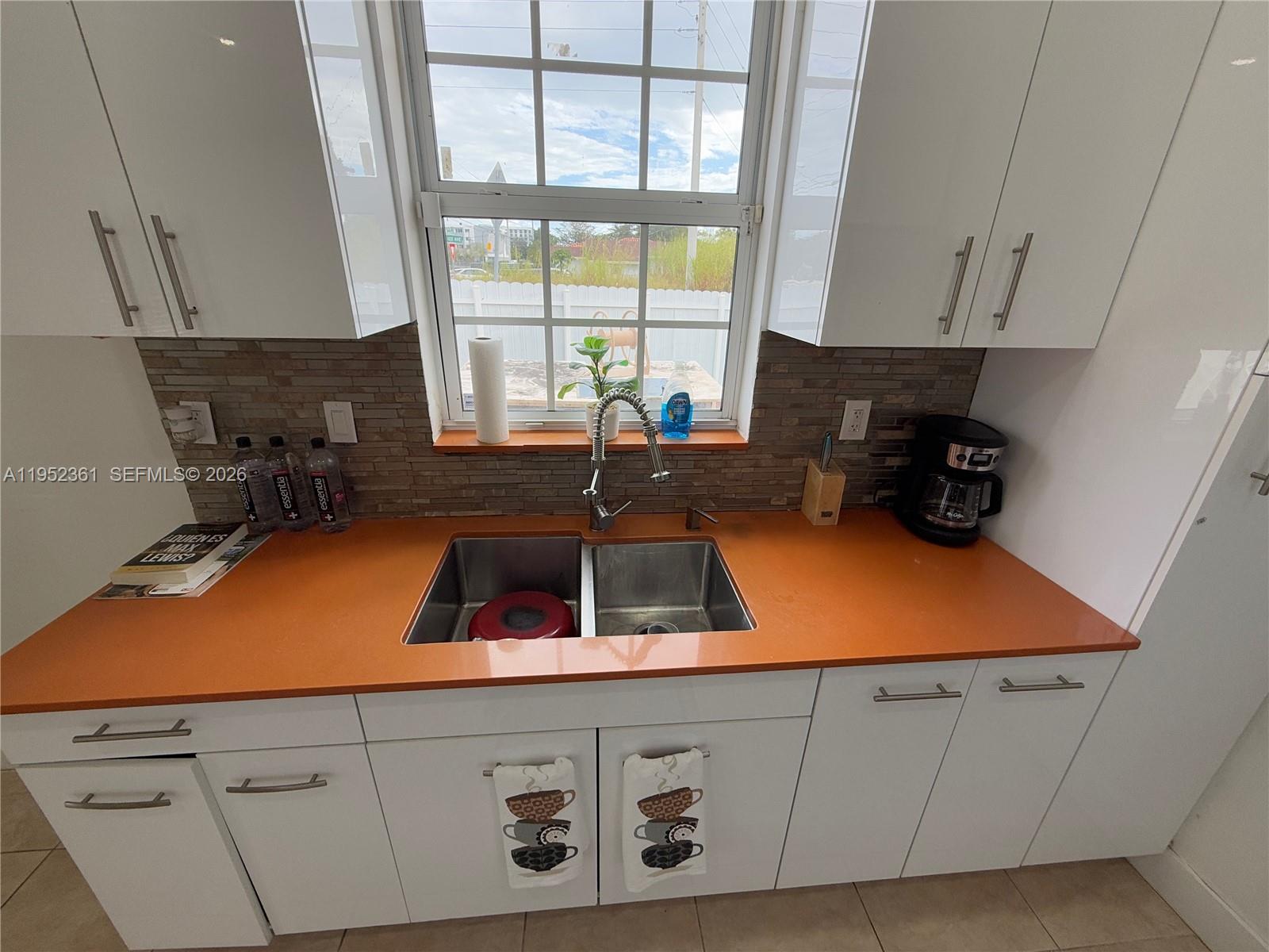 12202 3 / 2 1054 кв.футов $ 2026-01-25 0 Фото