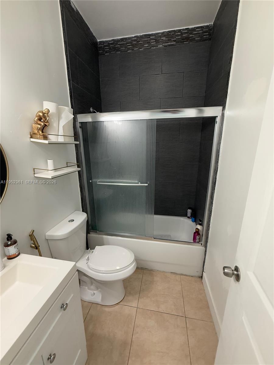 12202 3 / 2 1054 кв.футов $ 2026-01-25 0 Фото