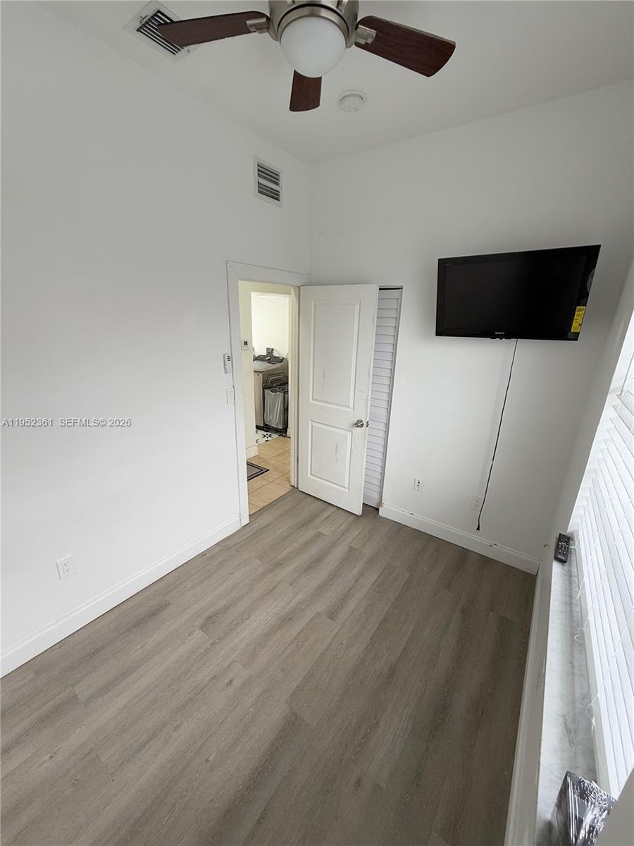 12202 3 / 2 1054 кв.футов $ 2026-01-25 0 Фото