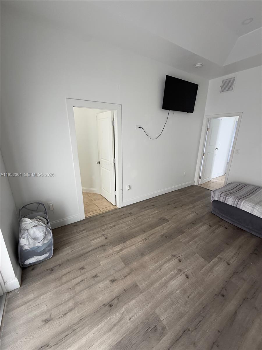 12202 3 / 2 1054 кв.футов $ 2026-01-25 0 Фото