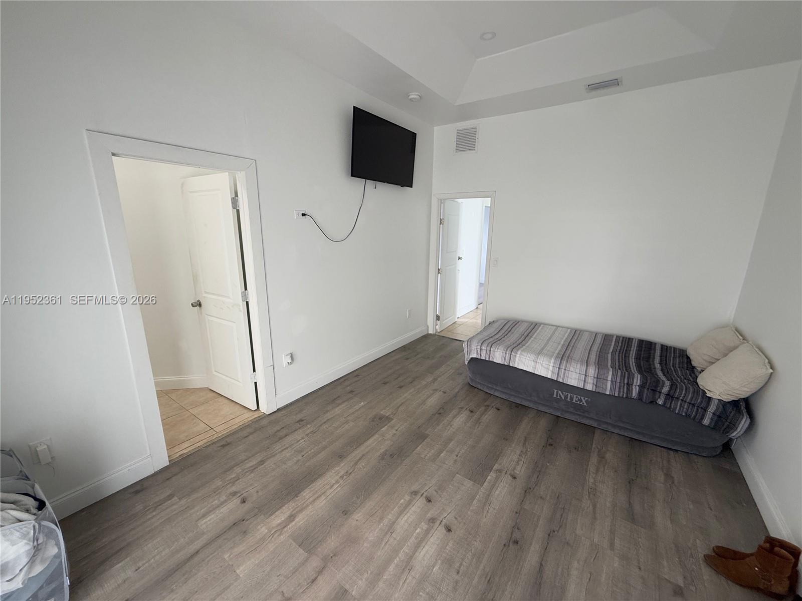 12202 3 / 2 1054 кв.футов $ 2026-01-25 0 Фото