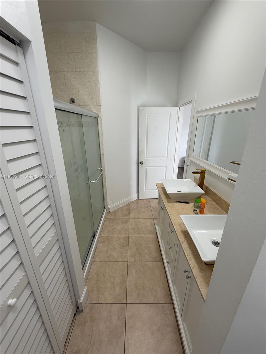 12202 3 / 2 1054 кв.футов $ 2026-01-25 0 Фото